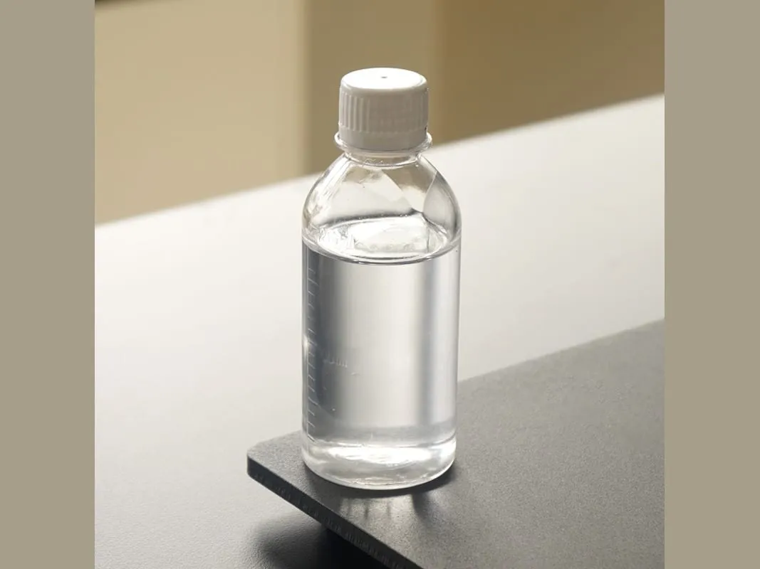Dầu silicon: chai nhựa trong đựng dầu silicon