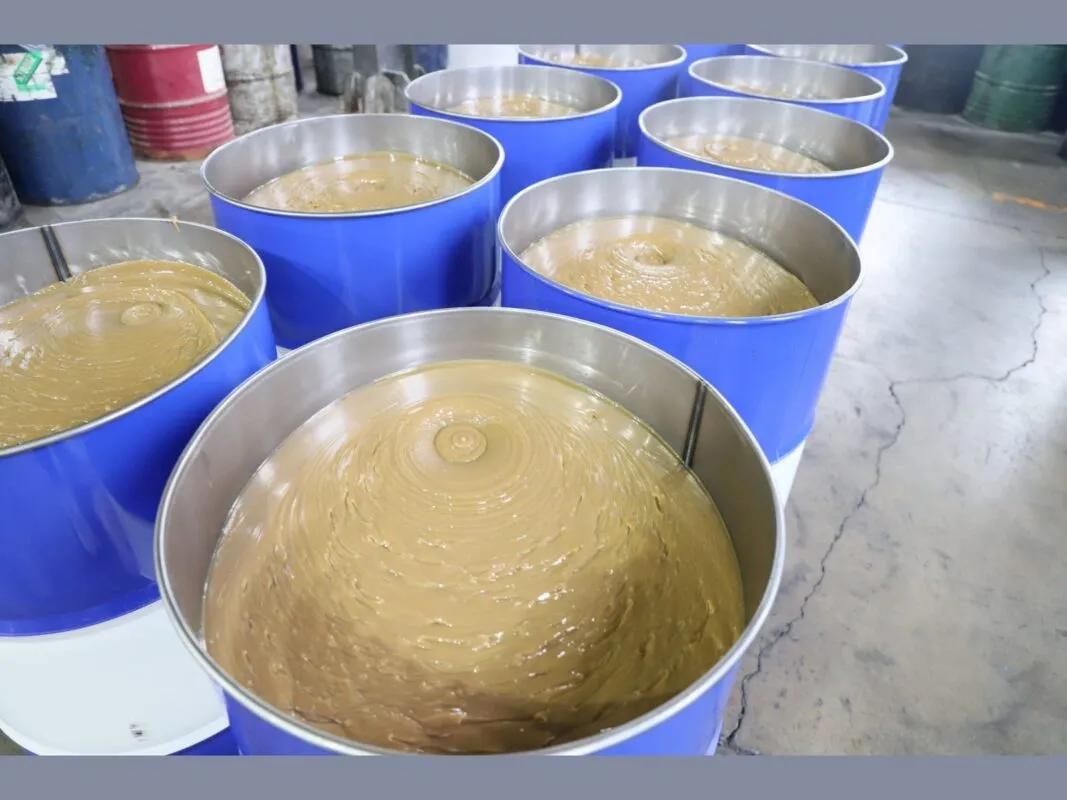 Mỡ chịu nhiệt độ cao: các thùng mỡ nâu vàng trong xưởng