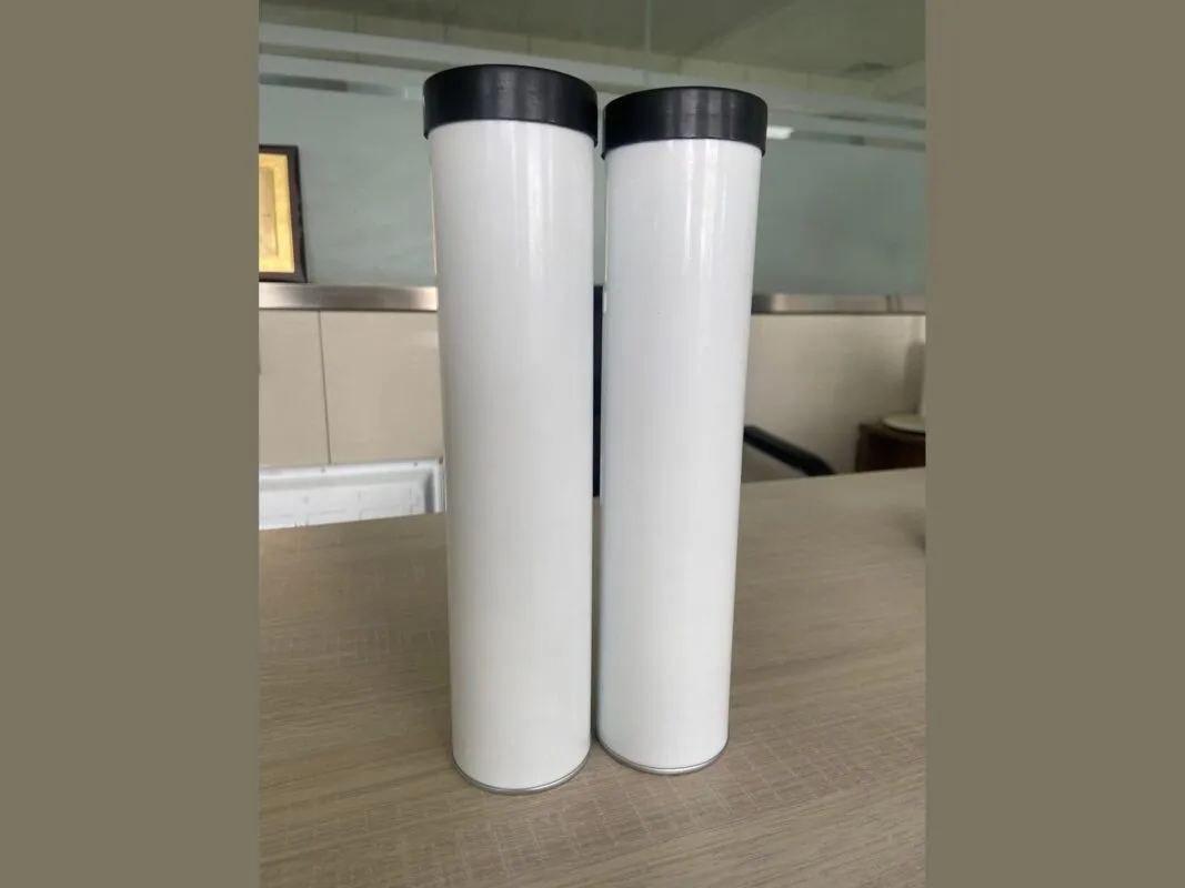Mỡ chịu nước: hai ống mỡ trắng loại bơm bằng súng