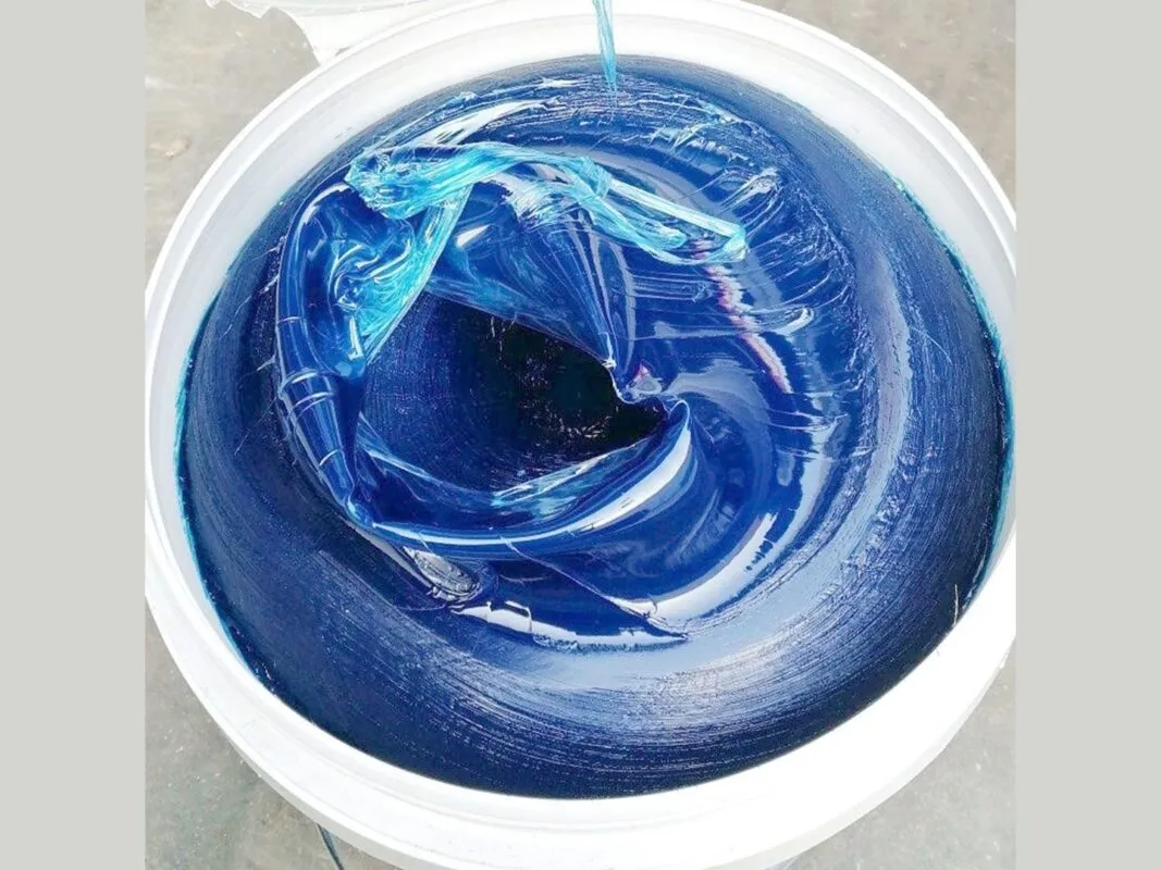 Mỡ chịu nước: mỡ xanh dương trong thùng nhựa trắng