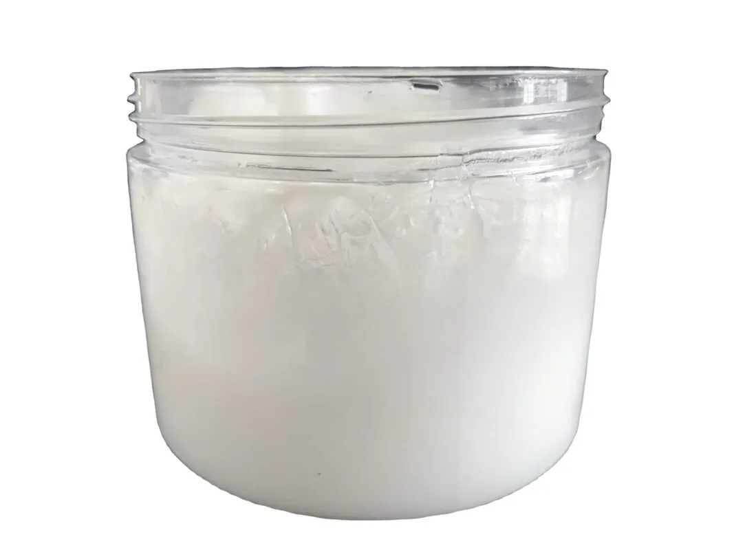 Mỡ silicon: hũ nhựa trong đựng đầy mỡ trắng