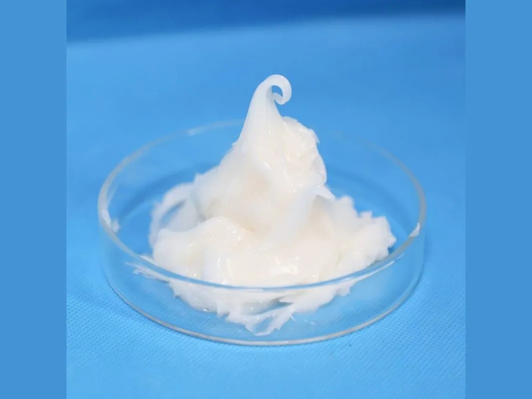 Mỡ silicon: mỡ trắng trong đĩa thủy tinh, nền xanh