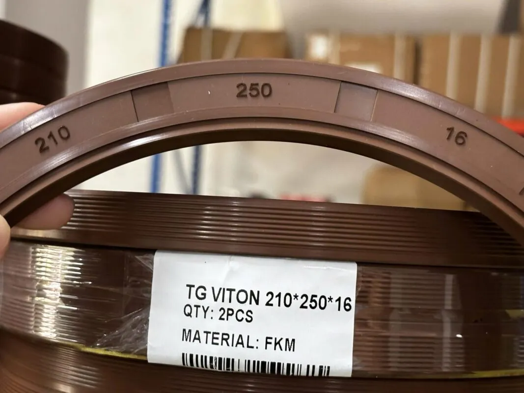 Phớt TG: phớt TG Viton 210x250x16 trên cuộn hàng có nhãn FKM