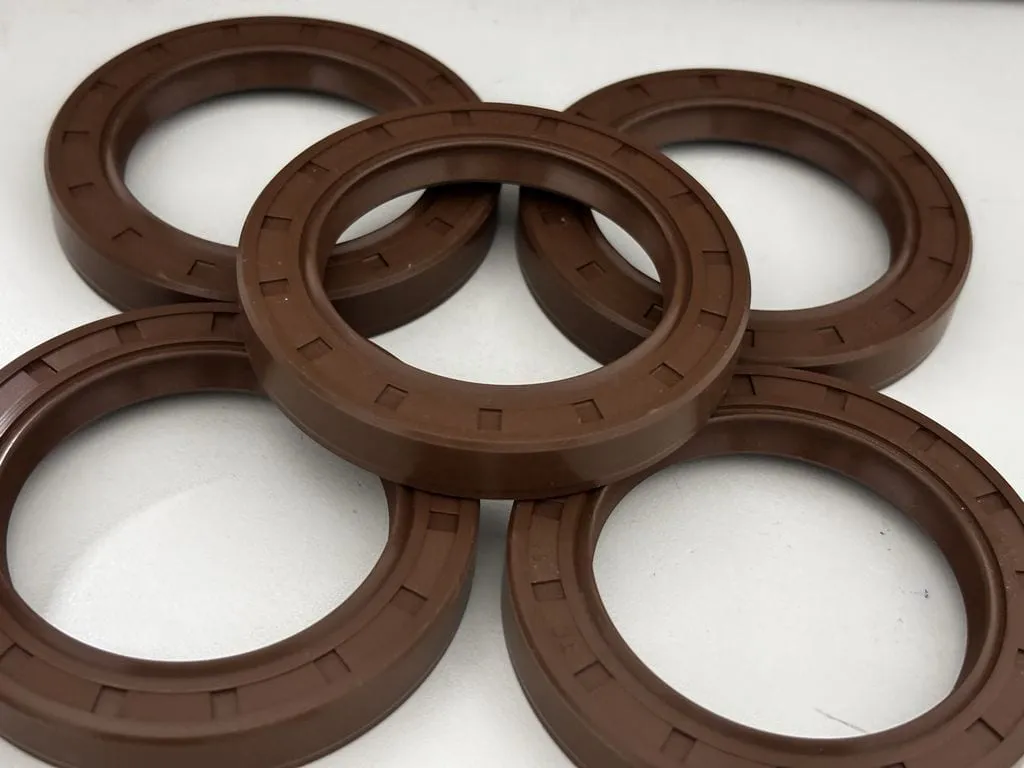 Phớt Viton: nhiều phớt Viton FKM nâu xếp trên bàn trắng