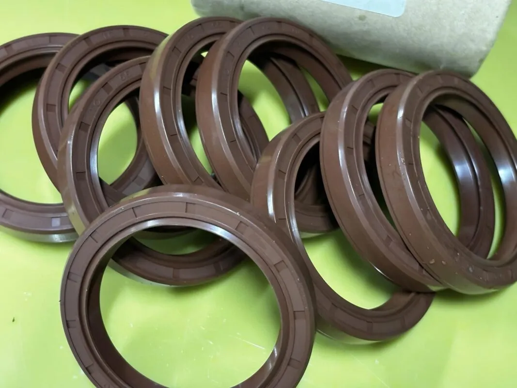 Phớt Viton: phớt Viton nâu xếp nghiêng thấy môi và lò xo