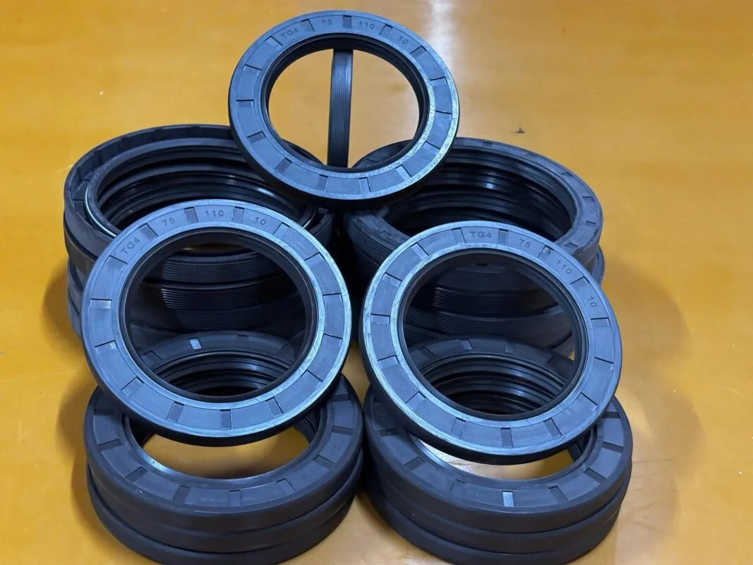 Phớt xe nâng: phớt xanh xám xếp chồng, một chiếc dựng đứng