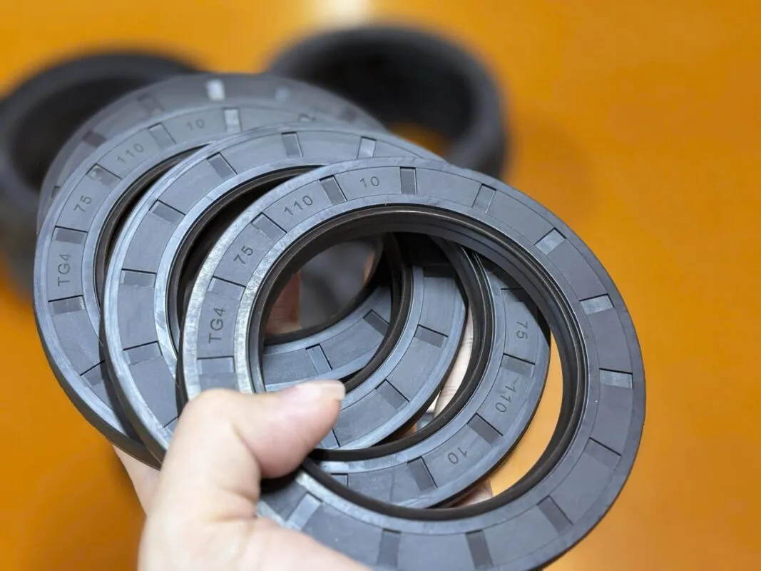 Phớt xe nâng: tay cầm phớt xám nhìn thấy môi và vỏ